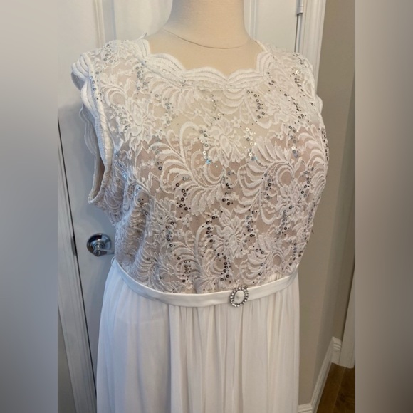 Plus Dress - Picture 4 of 10